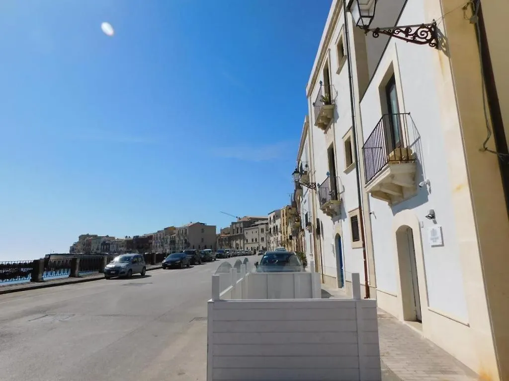 Le meraviglie del lungomare Villa Syracuse Italia