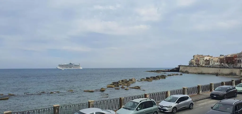 Le meraviglie del lungomare Villa Syracuse